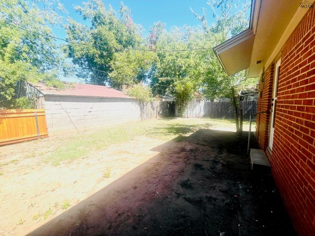 106 E JEFFERSON AVENUE, Iowa Park, TX 76367