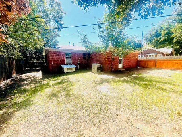 106 E JEFFERSON AVENUE, Iowa Park, TX 76367