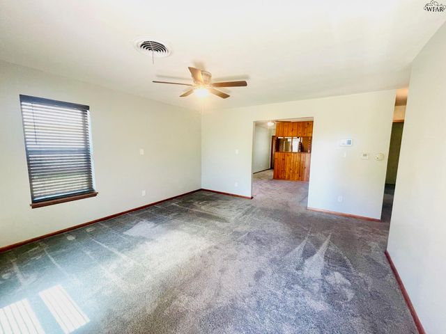 106 E JEFFERSON AVENUE, Iowa Park, TX 76367