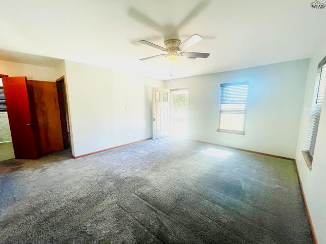 106 E JEFFERSON AVENUE, Iowa Park, TX 76367