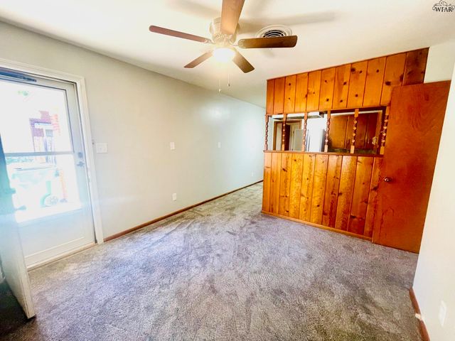 106 E JEFFERSON AVENUE, Iowa Park, TX 76367