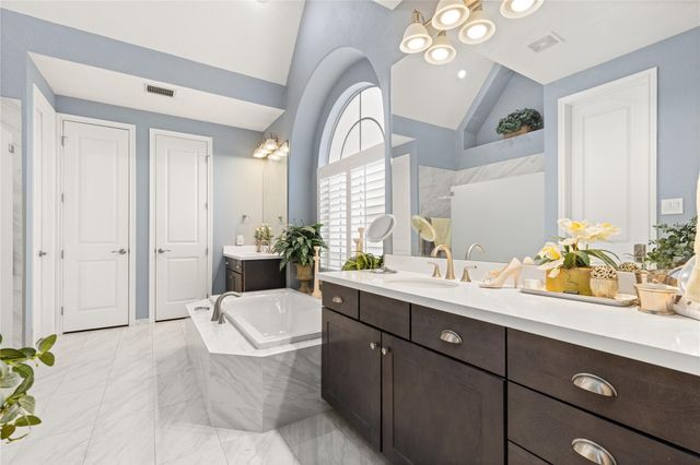 11 Greens Edge Drive, Houston, TX 77339