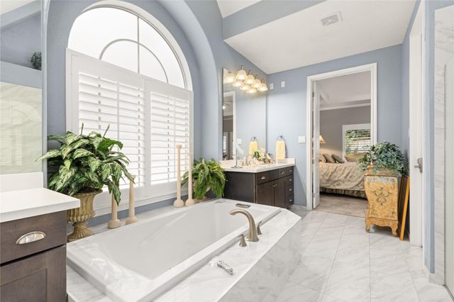 11 Greens Edge Drive, Houston, TX 77339