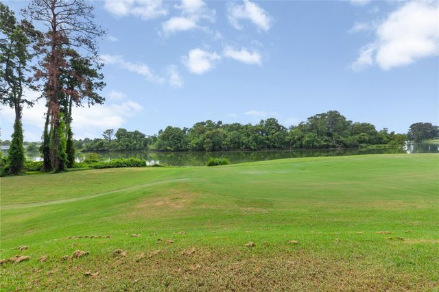 11 Greens Edge Drive, Houston, TX 77339