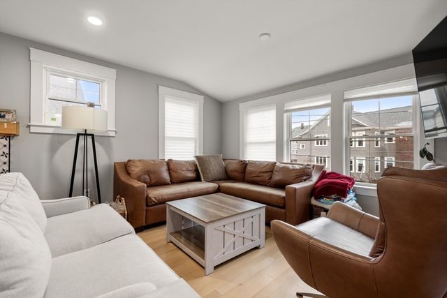 22 Carver Rd East 22, Watertown, MA 02472