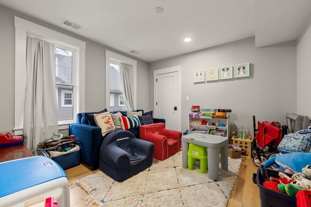 22 Carver Rd East 22, Watertown, MA 02472