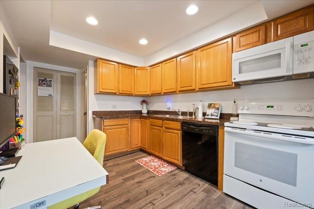 8323 Karam Boulevard 4, Warren, MI 48093