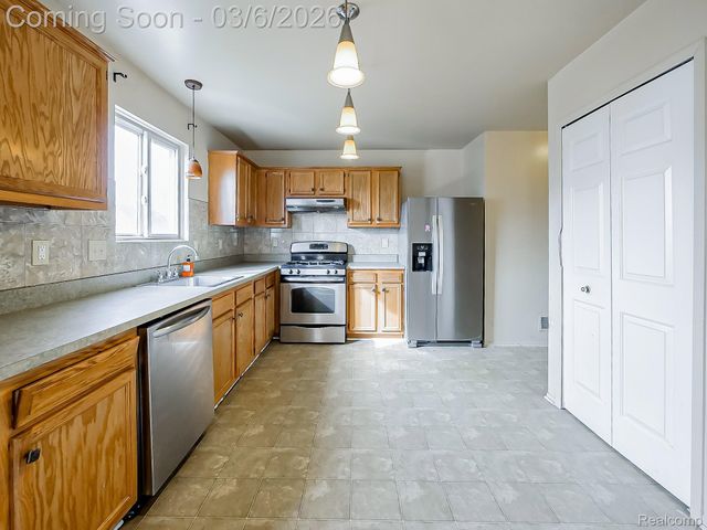 729 W Margaret Lane, Pontiac, MI 48341