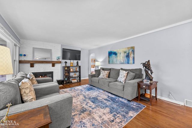 463 Colonial Court, Grosse Pointe Farms, MI 48236