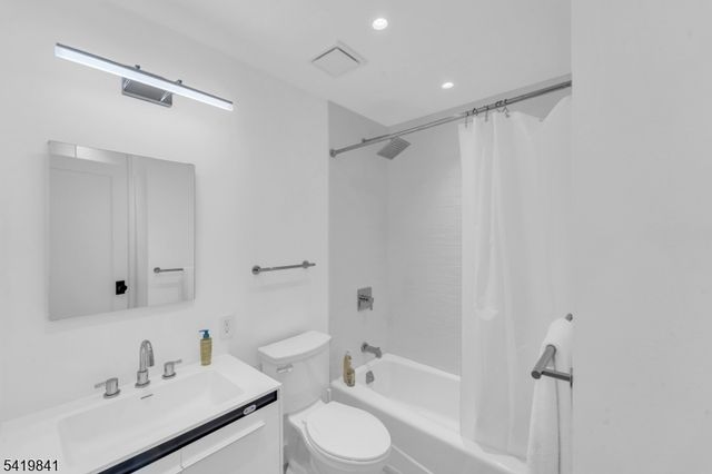 101 Shearwater Ct 25, Jersey City, NJ 07305