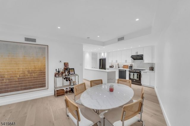 101 Shearwater Ct 25, Jersey City, NJ 07305