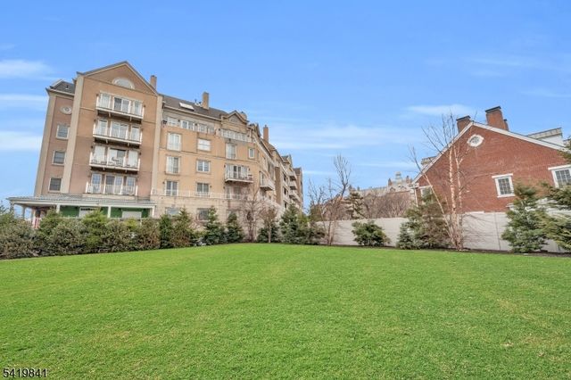 101 Shearwater Ct 25, Jersey City, NJ 07305