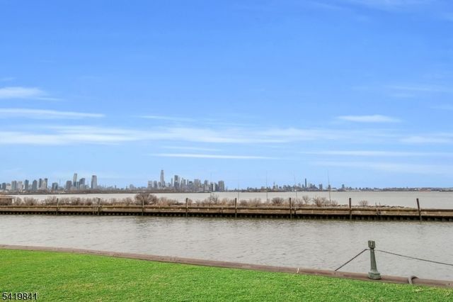 101 Shearwater Ct 25, Jersey City, NJ 07305