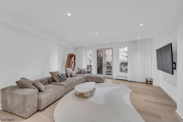 101 Shearwater Ct 25, Jersey City, NJ 07305