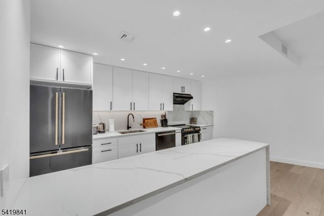 101 Shearwater Ct 25, Jersey City, NJ 07305