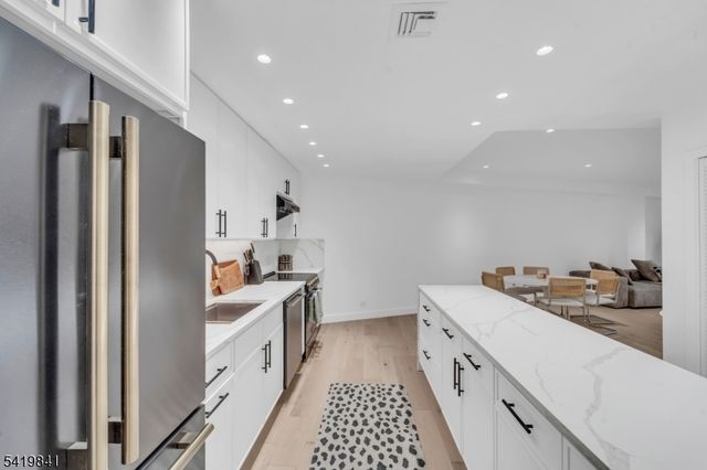 101 Shearwater Ct 25, Jersey City, NJ 07305