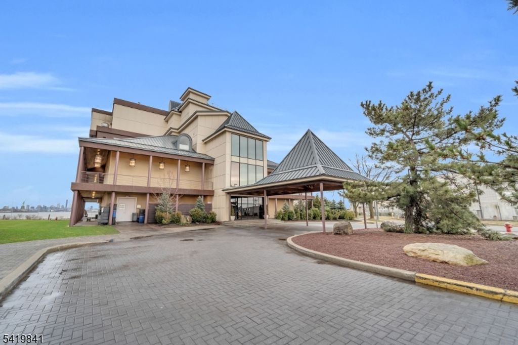 101 Shearwater Ct 25, Jersey City, NJ 07305