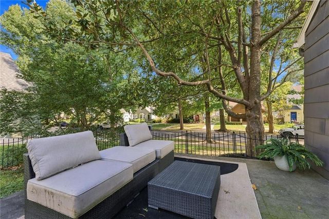 210 E Winthrope Road, Kansas City, MO 64113