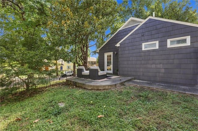 210 E Winthrope Road, Kansas City, MO 64113
