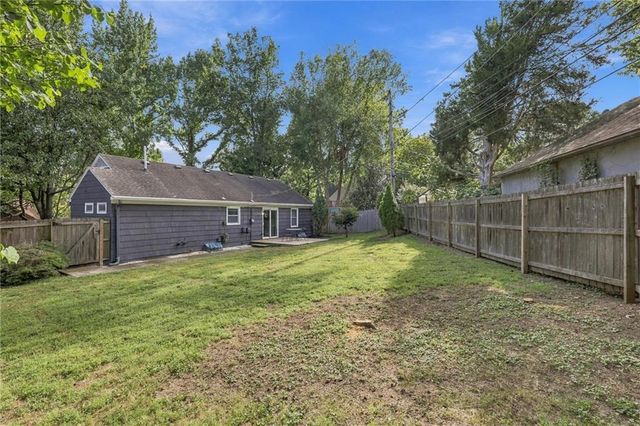 210 E Winthrope Road, Kansas City, MO 64113