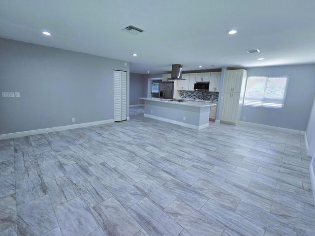 324 S Chillingworth Drive, West Palm Beach, FL 33409