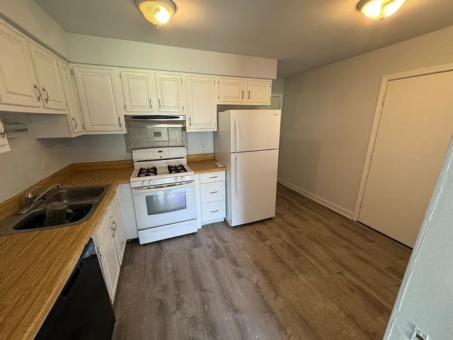 90 OLESEN Drive 101, Naperville, IL 60540