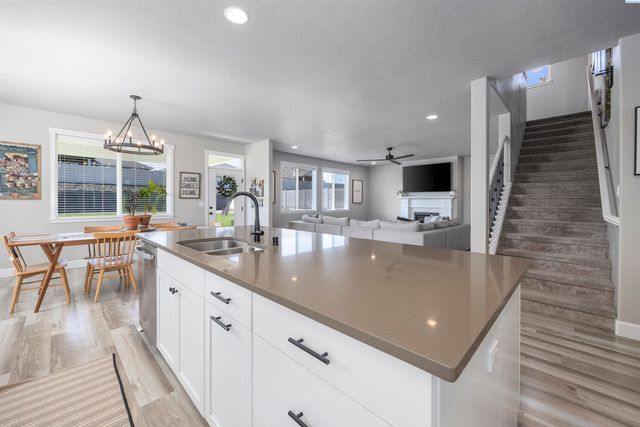 7037 W 35th Ave, Kennewick, WA 99338