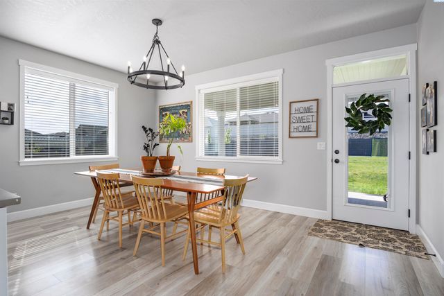 7037 W 35th Ave, Kennewick, WA 99338