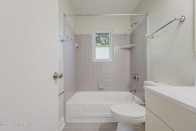 8805 Maplecreek Dr, Louisville, KY 40219