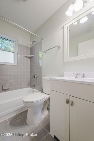 8805 Maplecreek Dr, Louisville, KY 40219