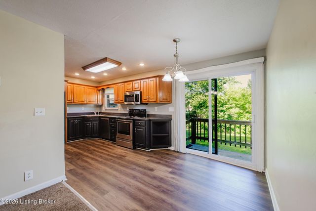8805 Maplecreek Dr, Louisville, KY 40219