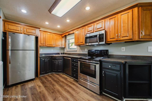 8805 Maplecreek Dr, Louisville, KY 40219