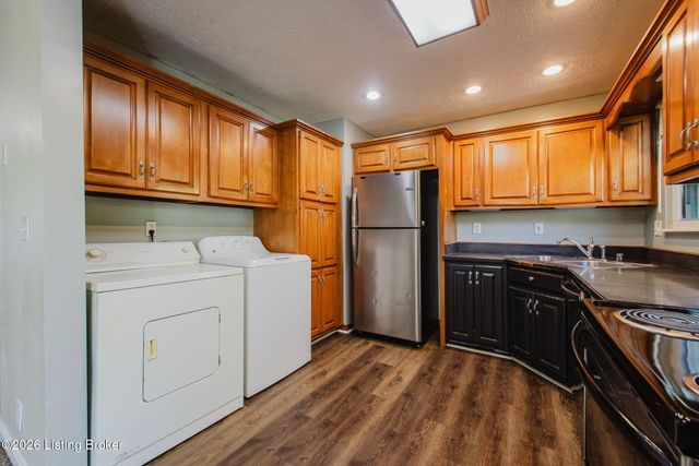 8805 Maplecreek Dr, Louisville, KY 40219