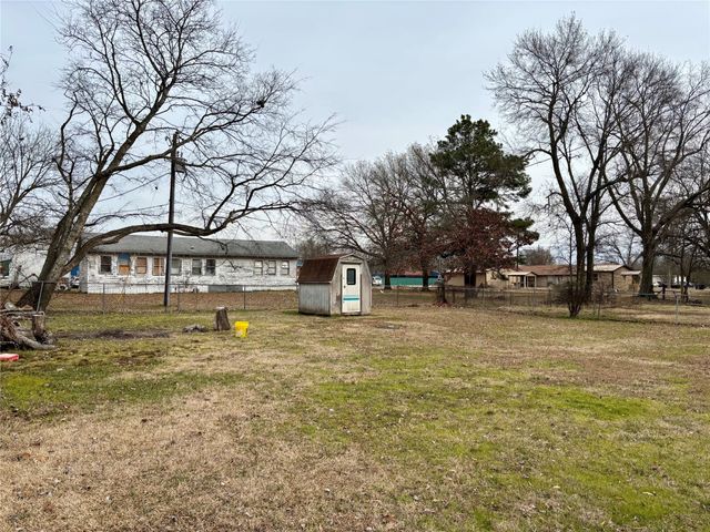 135 1ST Street SE, Detroit, TX 75436