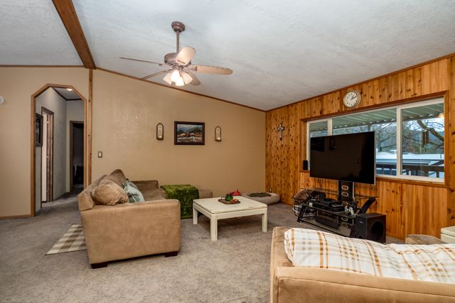 75 Anna Laura Road, Jacksonville, OR 97530