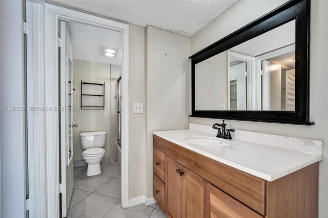 9440 Poinciana Pl 108, Davie, FL 33324