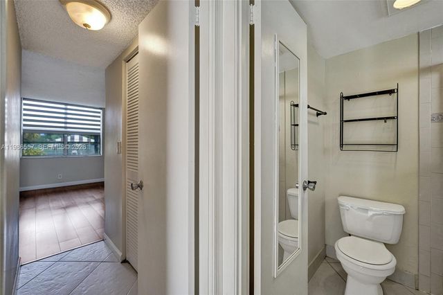 9440 Poinciana Pl 108, Davie, FL 33324