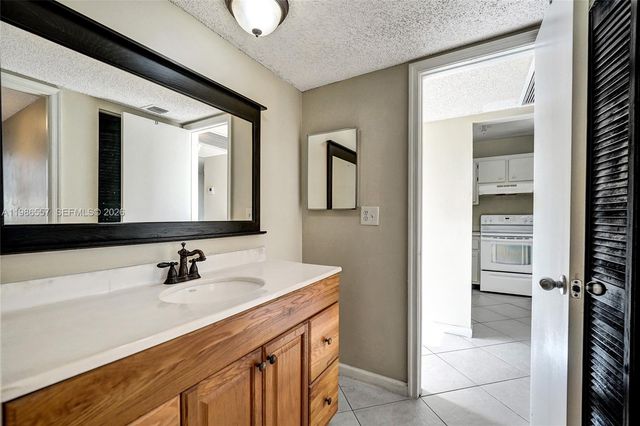 9440 Poinciana Pl 108, Davie, FL 33324