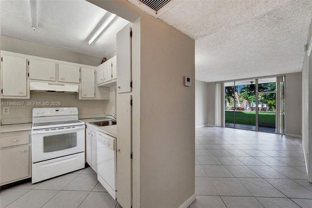 9440 Poinciana Pl 108, Davie, FL 33324