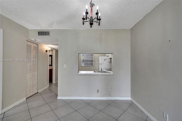 9440 Poinciana Pl 108, Davie, FL 33324