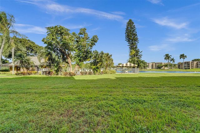 9440 Poinciana Pl 108, Davie, FL 33324