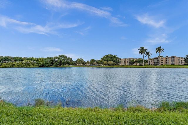 9440 Poinciana Pl 108, Davie, FL 33324