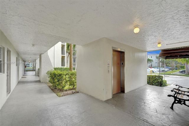 9440 Poinciana Pl 108, Davie, FL 33324