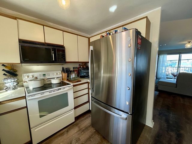 700 Shore Dr 6-604, Fall River, MA 02721