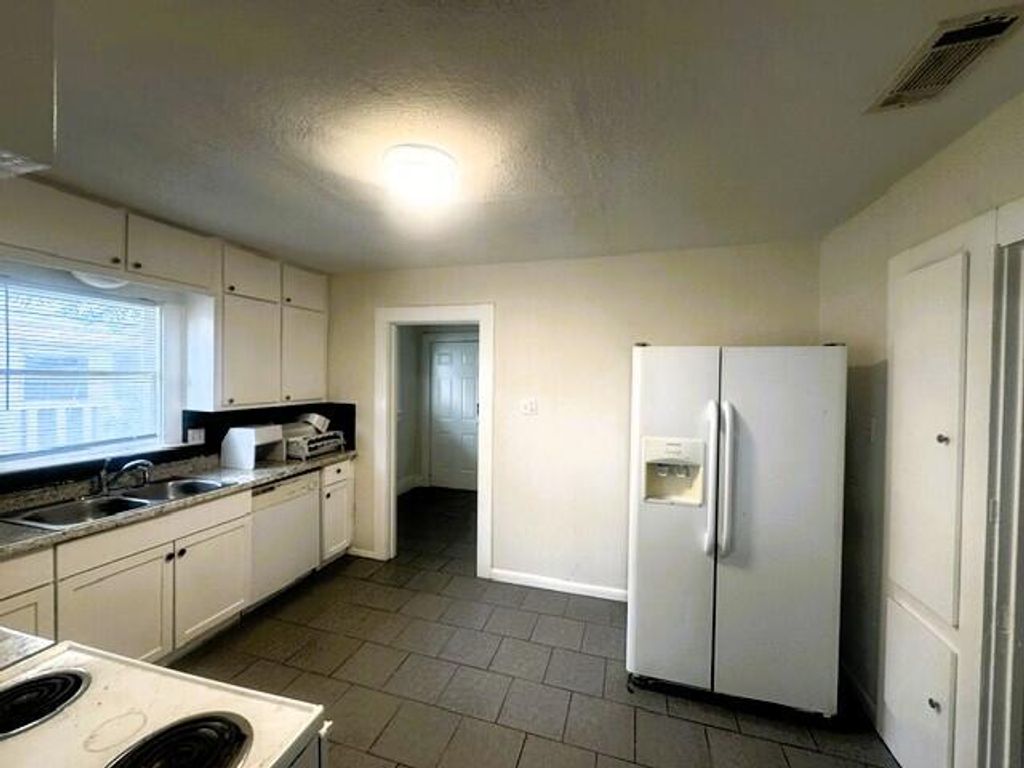 Image 2 of property listing at 408 N Van Buren Street, San Angelo, TX 76901