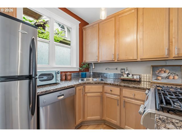 2372 Nw GLISAN St 5, Portland, OR 97210