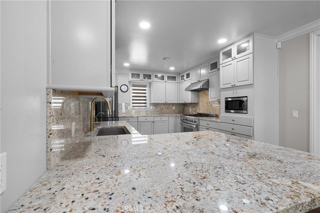 1043 S Victoria Avenue, Los Angeles, CA 90019