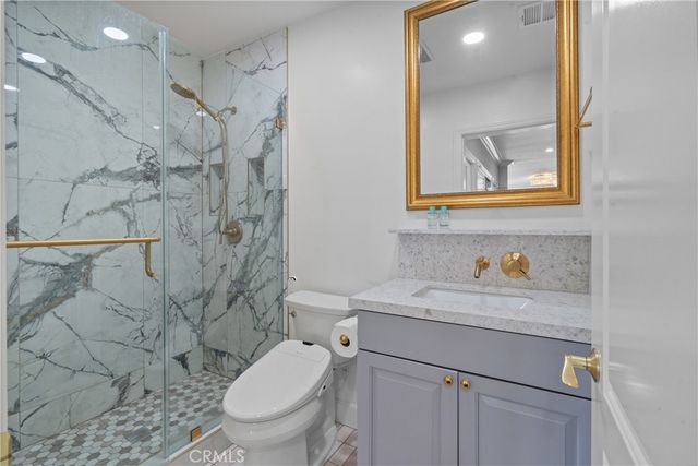 1043 S Victoria Avenue, Los Angeles, CA 90019