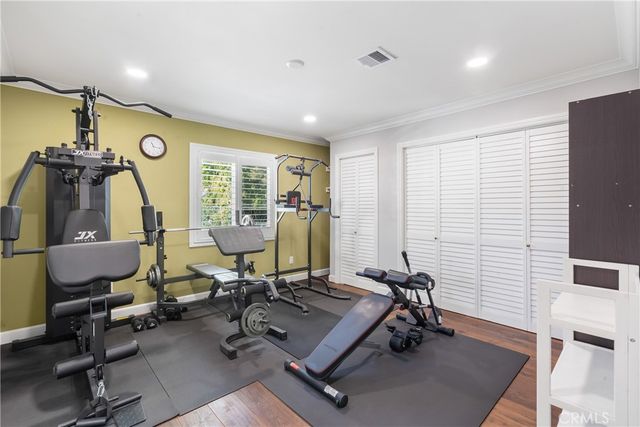 1043 S Victoria Avenue, Los Angeles, CA 90019