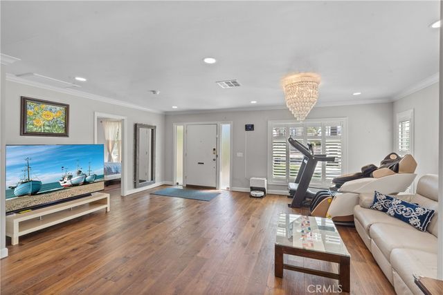 1043 S Victoria Avenue, Los Angeles, CA 90019